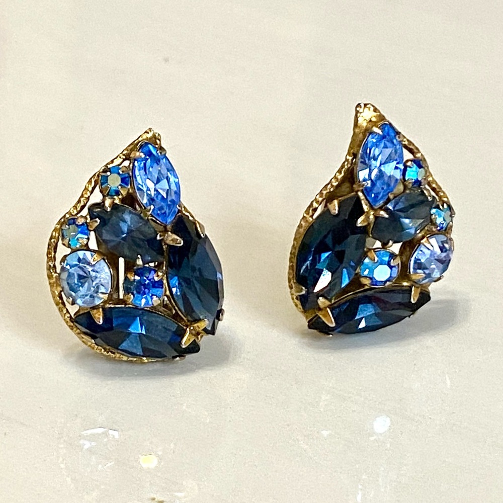 Vintage Regency Unsigned Blue Rhinestone Clip On Earrings 1960’s